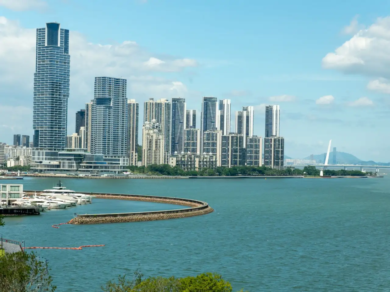 工厂车间地面清洁方案：洗地机与扫地机组合应用